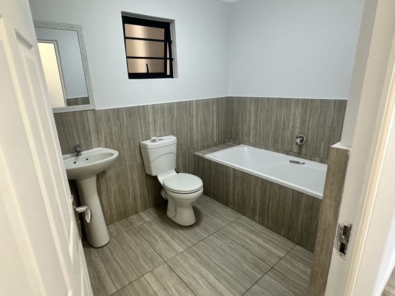 Spacious Top Floor 3 Bedroom 3 Bathrooms Apartment with stunning Table Mountain views - Photo 9