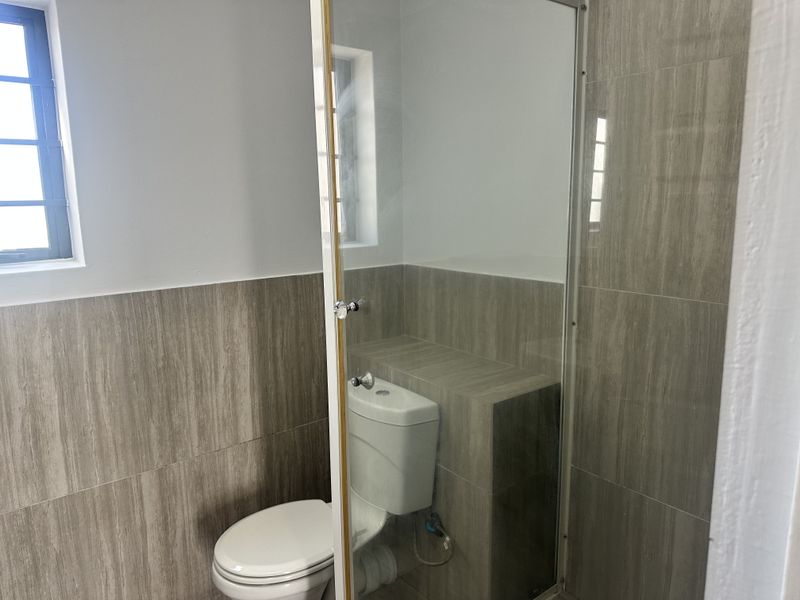 Spacious Top Floor 3 Bedroom 3 Bathrooms Apartment with stunning Table Mountain views - Photo 6