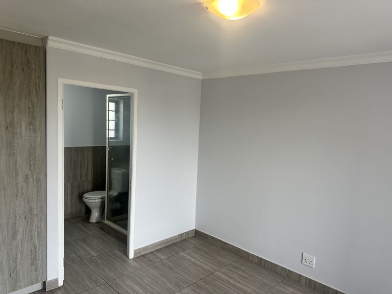 Spacious Top Floor 3 Bedroom 3 Bathrooms Apartment with stunning Table Mountain views - Photo 4