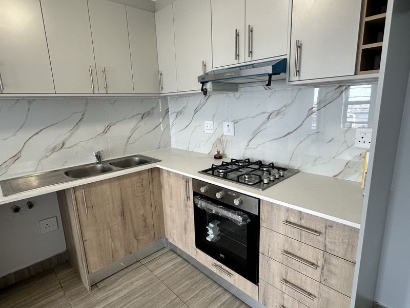Spacious Top Floor 3 Bedroom 3 Bathrooms Apartment with stunning Table Mountain views - Photo 3
