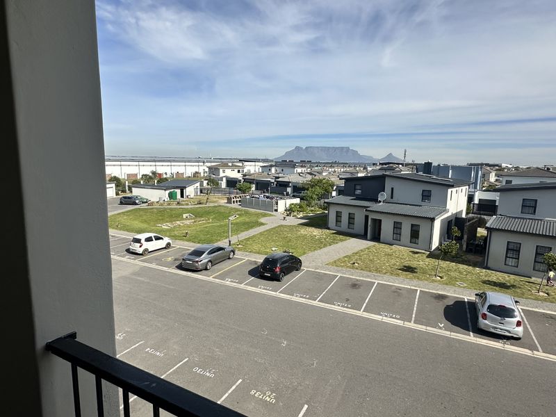 Spacious Top Floor 3 Bedroom 3 Bathrooms Apartment with stunning Table Mountain views - Photo 2