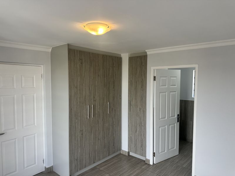 Spacious Top Floor 3 Bedroom 3 Bathrooms Apartment with stunning Table Mountain views - Photo 5