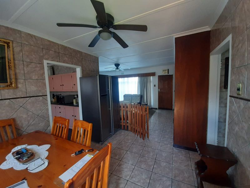 INVITING 3 BEDROOM FAMILY HOME IN MINNEBRON. - Photo 3