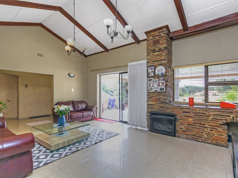 NEW RELEASE!!! AN EXCEPTIONAL FAMILY HOME IN THE HEART OF BRAMLEY! - Photo 4