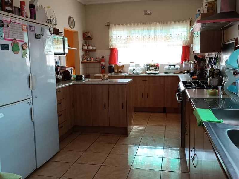 Stunning 4 Bedroom Home with Pool and Income-Generating Flat in Mooinooi - Photo 6