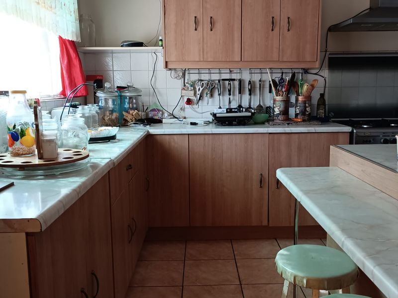 Stunning 4 Bedroom Home with Pool and Income-Generating Flat in Mooinooi - Photo 4