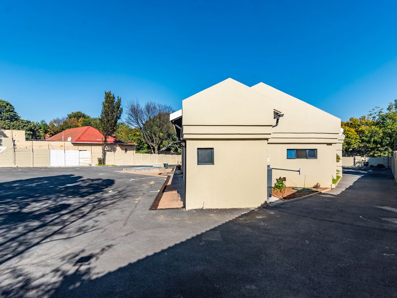 1487m2 Prime Louis Botha Avenue Property with Endless Potential - Photo 8