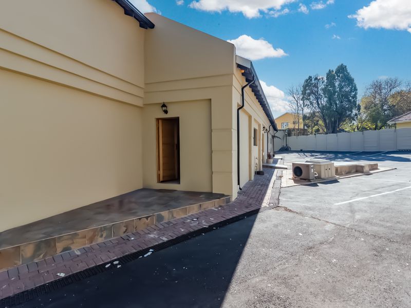 1487m2 Prime Louis Botha Avenue Property with Endless Potential - Photo 6