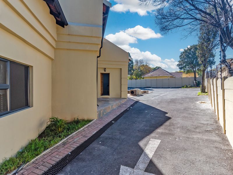 1487m2 Prime Louis Botha Avenue Property with Endless Potential - Photo 5