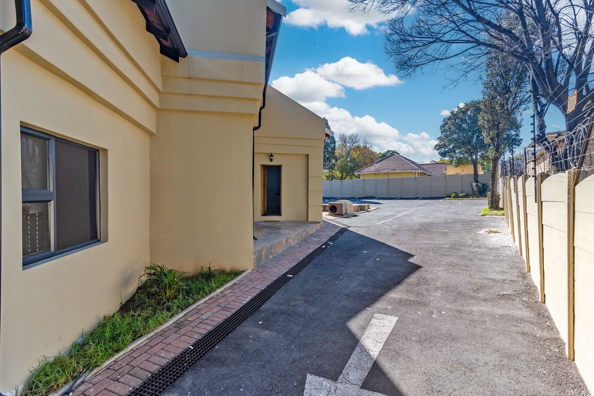 1487m2 Prime Louis Botha Avenue Property with Endless Potential - Photo 5