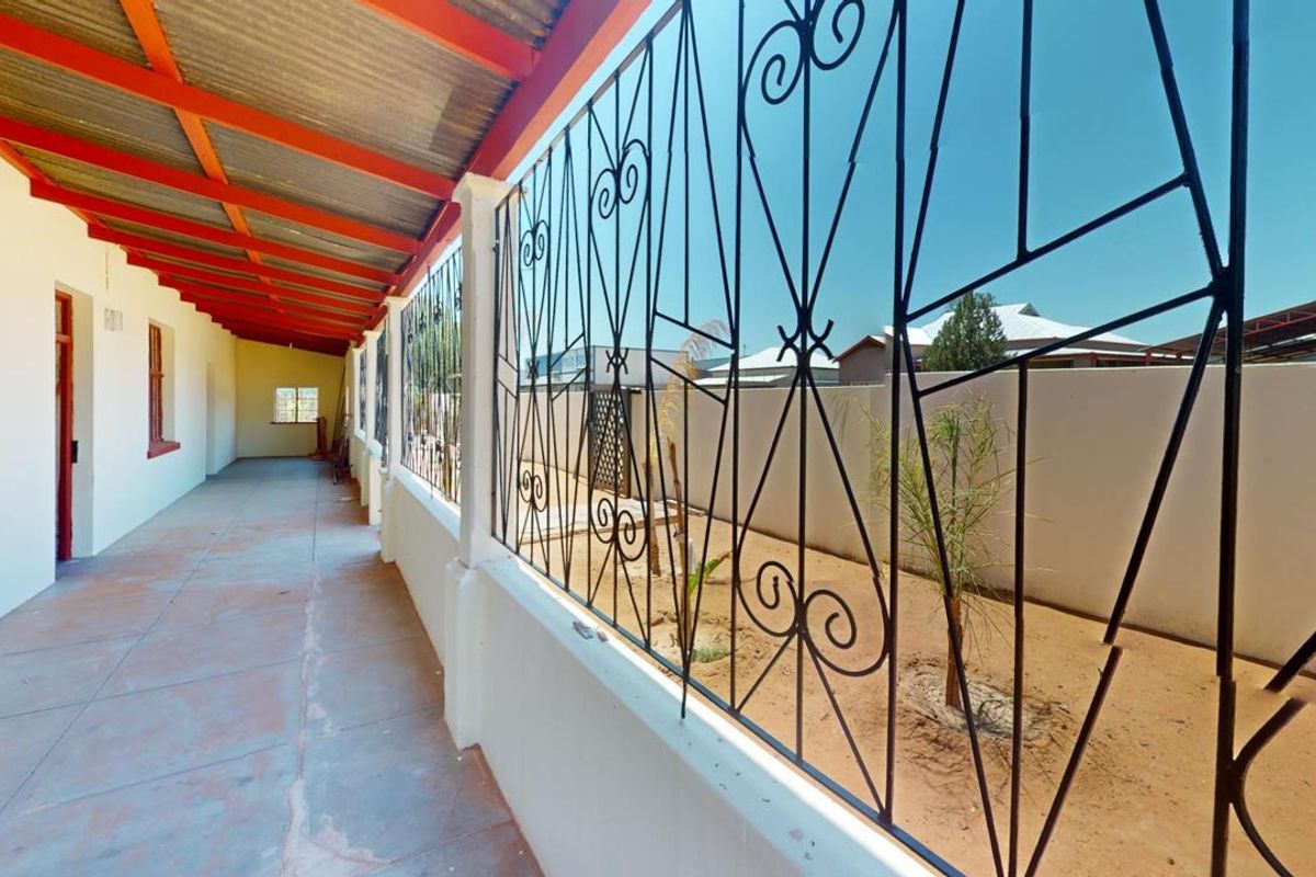 Spacious 929m2 office for sale in Upington Central—ideal for your business growth and investment! - Photo 4