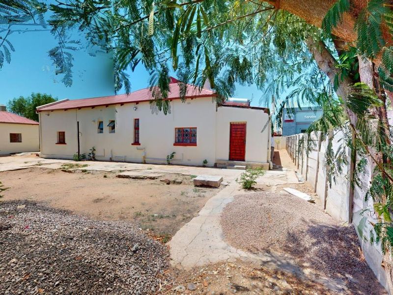 Spacious 929m2 office for sale in Upington Central—ideal for your business growth and investment! - Photo 3