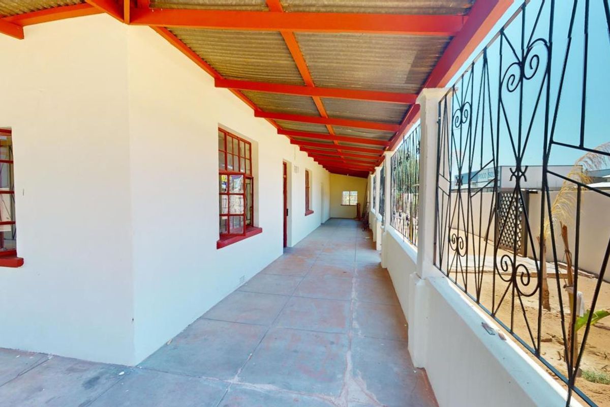 Spacious 929m2 office for sale in Upington Central—ideal for your business growth and investment! - Photo 5