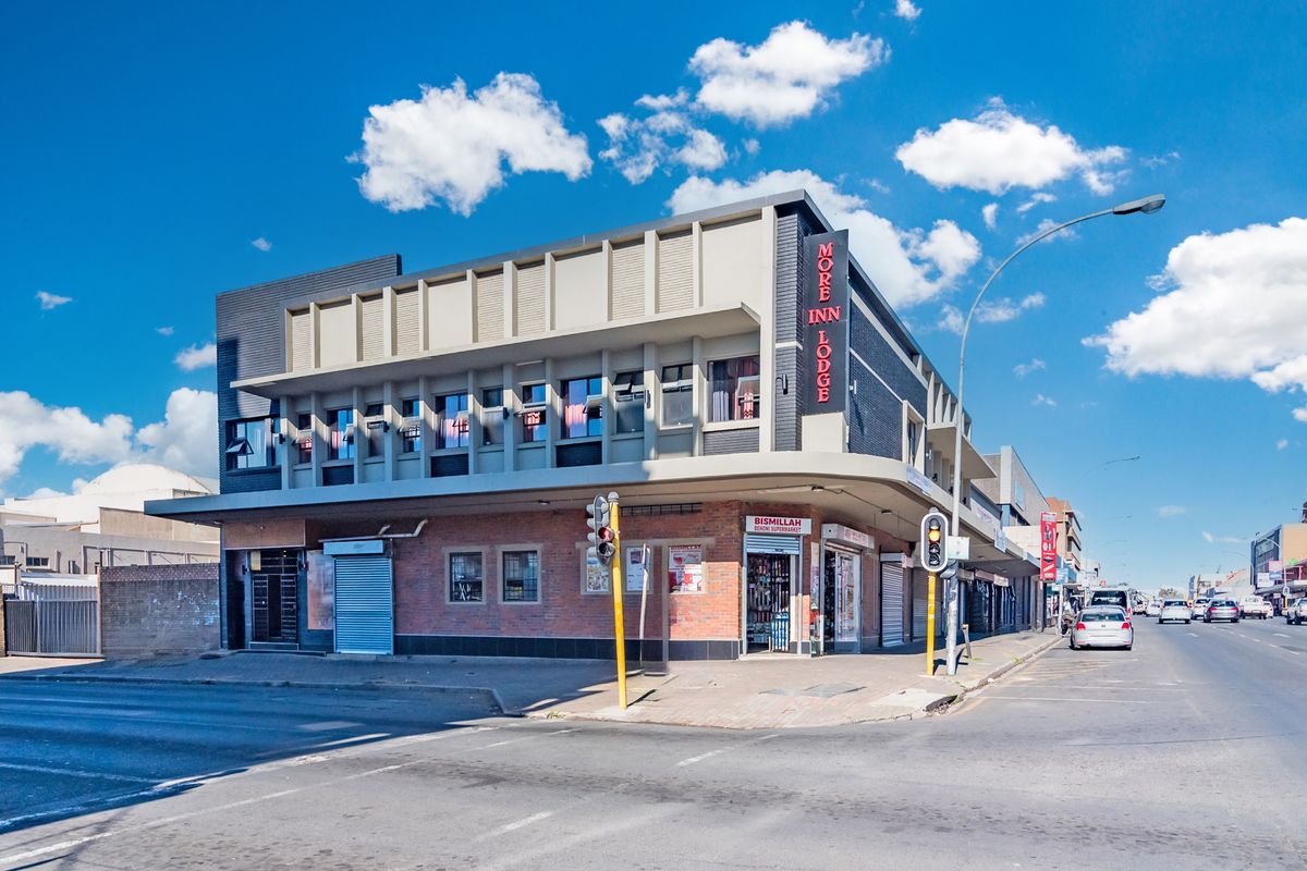 MIXED USE PROPERTY. PRIME LOCATION. INCOME GENERATOR WITH LONG LEASES ± R1.5m P/A - Photo 2