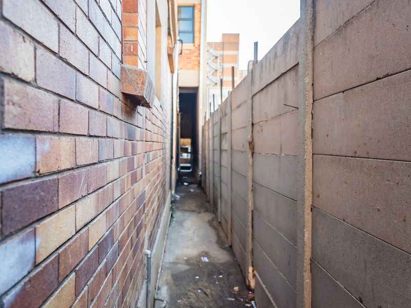 MIXED USE PROPERTY. PRIME LOCATION. INCOME GENERATOR WITH LONG LEASES ± R1.5m P/A - Photo 10