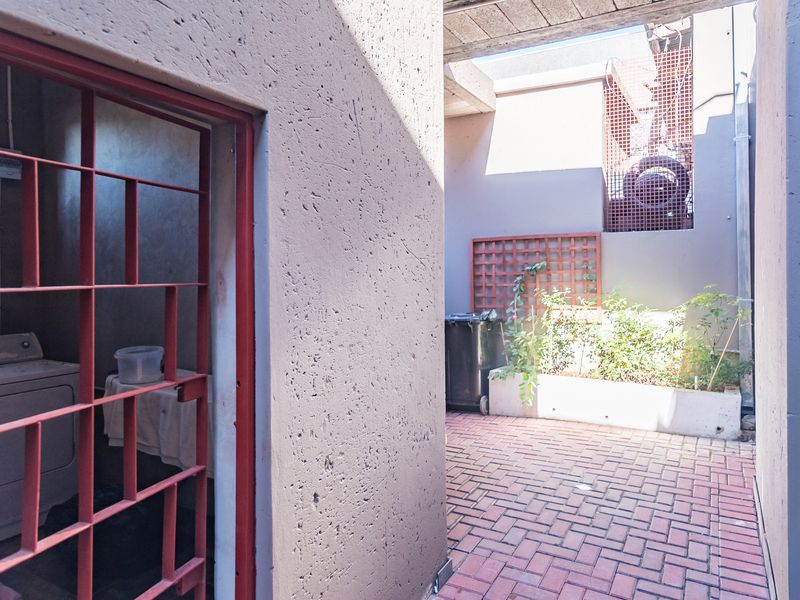 MIXED USE PROPERTY. PRIME LOCATION. INCOME GENERATOR WITH LONG LEASES ± R1.5m P/A - Photo 9