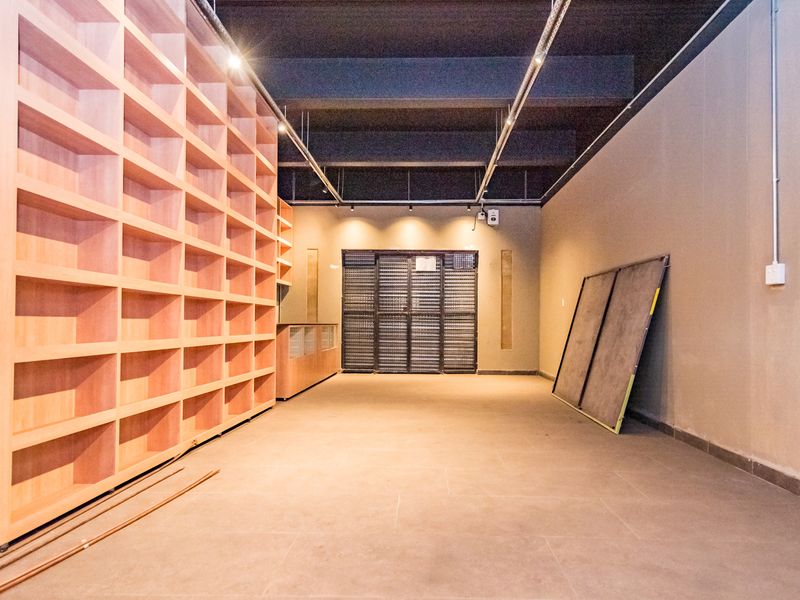 MIXED USE PROPERTY. PRIME LOCATION. INCOME GENERATOR WITH LONG LEASES ± R1.5m P/A - Photo 8