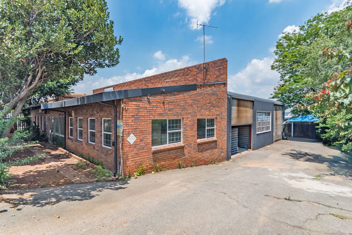 PRIME FREESTANDING INDUSTRIAL WAREHOUSE 600m2 UNDER ROOF - Photo 2