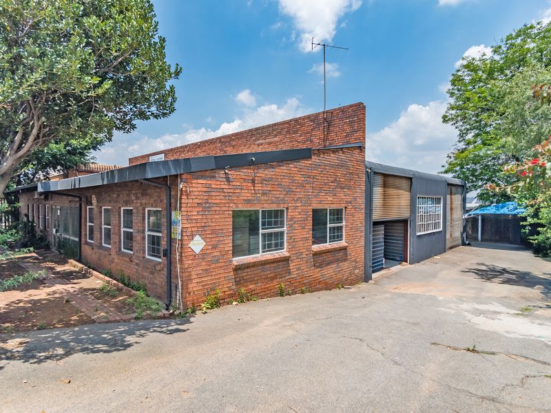 PRIME FREESTANDING INDUSTRIAL WAREHOUSE 600m2 UNDER ROOF - Photo 2
