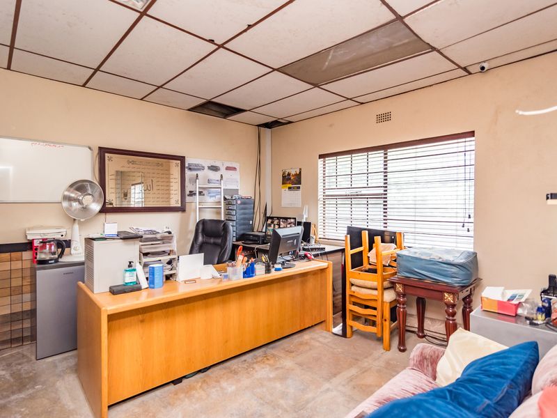 PRIME FREESTANDING INDUSTRIAL WAREHOUSE 600m2 UNDER ROOF - Photo 6