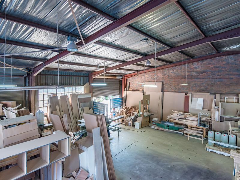 PRIME FREESTANDING INDUSTRIAL WAREHOUSE 600m2 UNDER ROOF - Photo 5