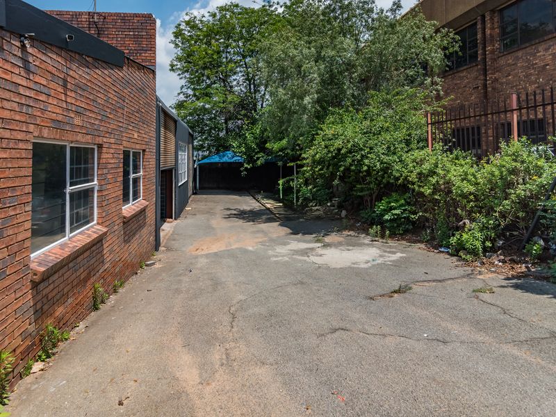 PRIME FREESTANDING INDUSTRIAL WAREHOUSE 600m2 UNDER ROOF - Photo 8