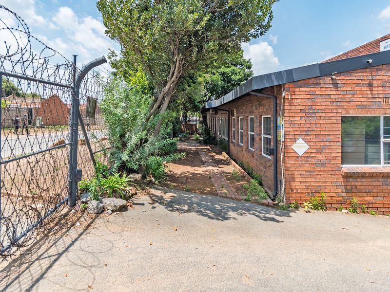 PRIME FREESTANDING INDUSTRIAL WAREHOUSE 600m2 UNDER ROOF - Photo 7