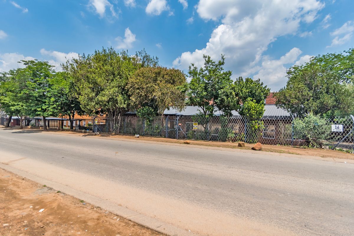 PRIME FREESTANDING INDUSTRIAL WAREHOUSE 600m2 UNDER ROOF - Photo 3