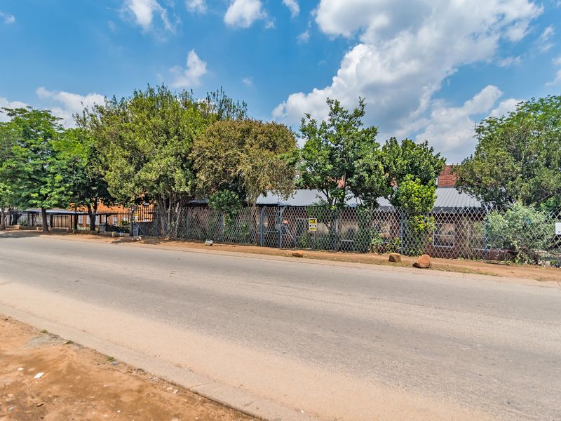 PRIME FREESTANDING INDUSTRIAL WAREHOUSE 600m2 UNDER ROOF - Photo 3