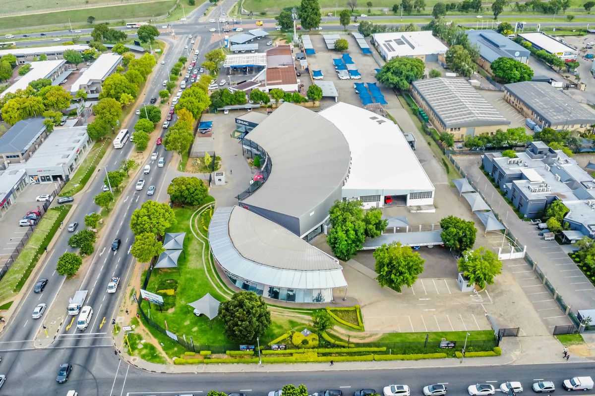 AUTO CENTRE - Premium Automotive Facility with Prime Highway Exposure - Photo 3