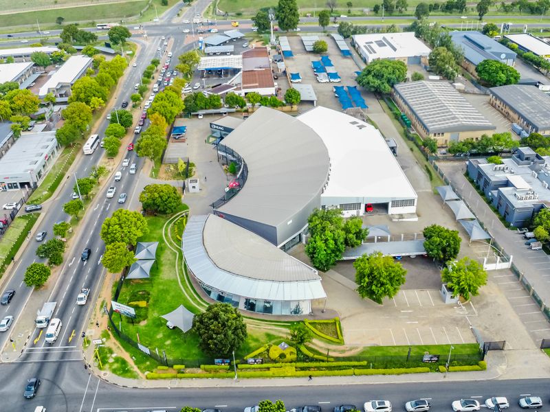 AUTO CENTRE - Premium Automotive Facility with Prime Highway Exposure - Photo 3