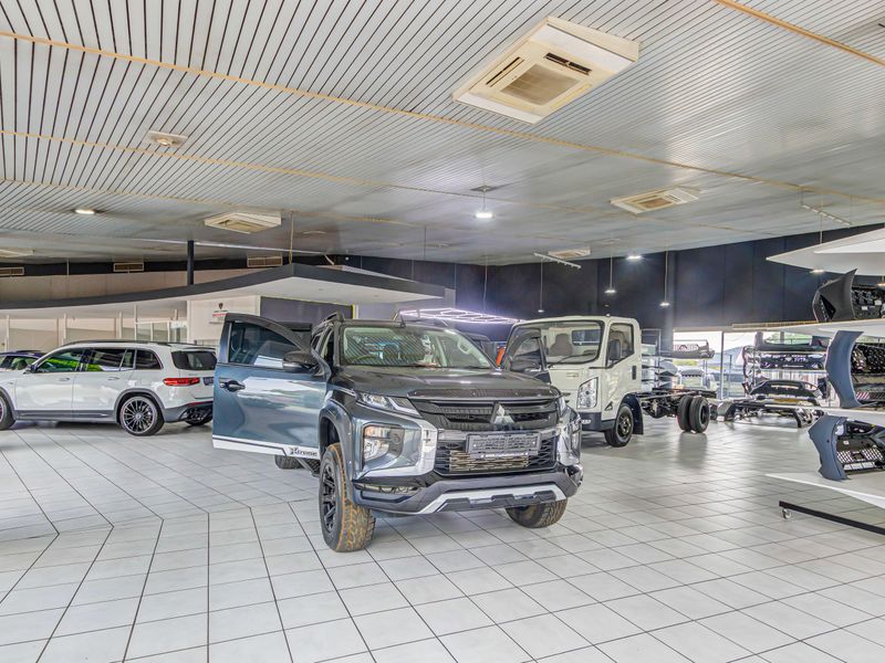 AUTO CENTRE - Premium Automotive Facility with Prime Highway Exposure - Photo 8