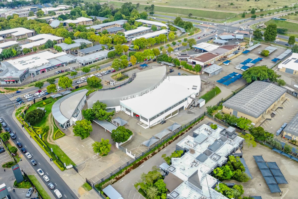 AUTO CENTRE - Premium Automotive Facility with Prime Highway Exposure - Photo 4