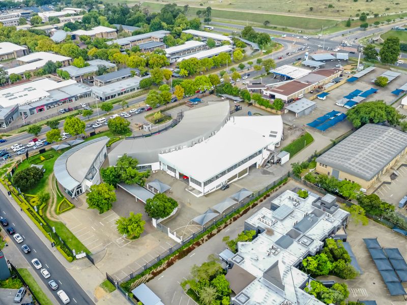 AUTO CENTRE - Premium Automotive Facility with Prime Highway Exposure - Photo 4