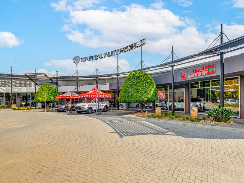 AUTO CENTRE - Premium Automotive Facility with Prime Highway Exposure - Photo 6