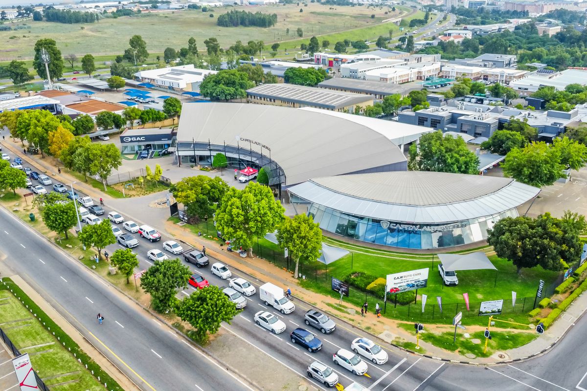 AUTO CENTRE - Premium Automotive Facility with Prime Highway Exposure - Photo 2