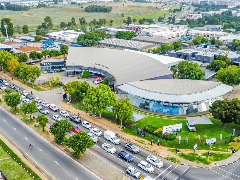 AUTO CENTRE - Premium Automotive Facility with Prime Highway Exposure - Photo 2