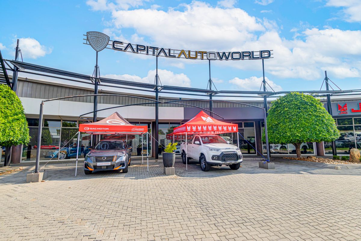 AUTO CENTRE - Premium Automotive Facility with Prime Highway Exposure - Photo 5