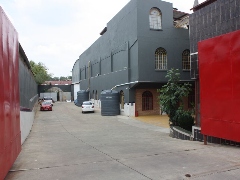 Spacious m2 workshop for sale in La Rochelle, Johannesburg—ideal for entrepreneurs and creators! - Photo 5