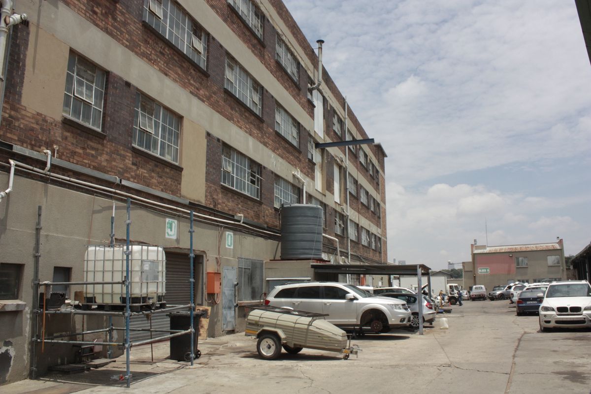 Industrial Site with workplaces - Photo 5