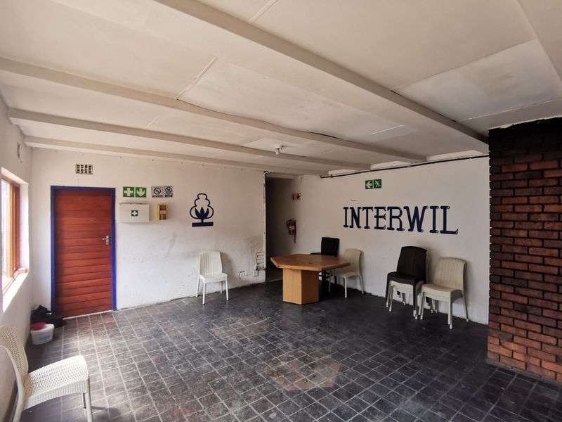 Exceptional Volume and Expansive Yard, Kew - Johannesburg - Photo 8