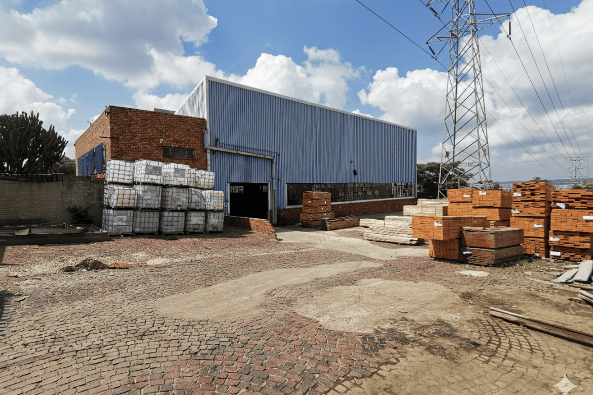 Exceptional Volume and Expansive Yard, Kew - Johannesburg - Photo 2