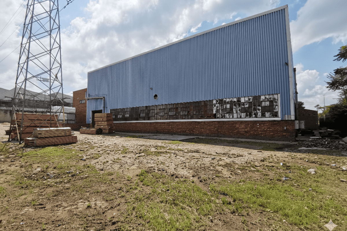 Exceptional Volume and Expansive Yard, Kew - Johannesburg - Photo 2
