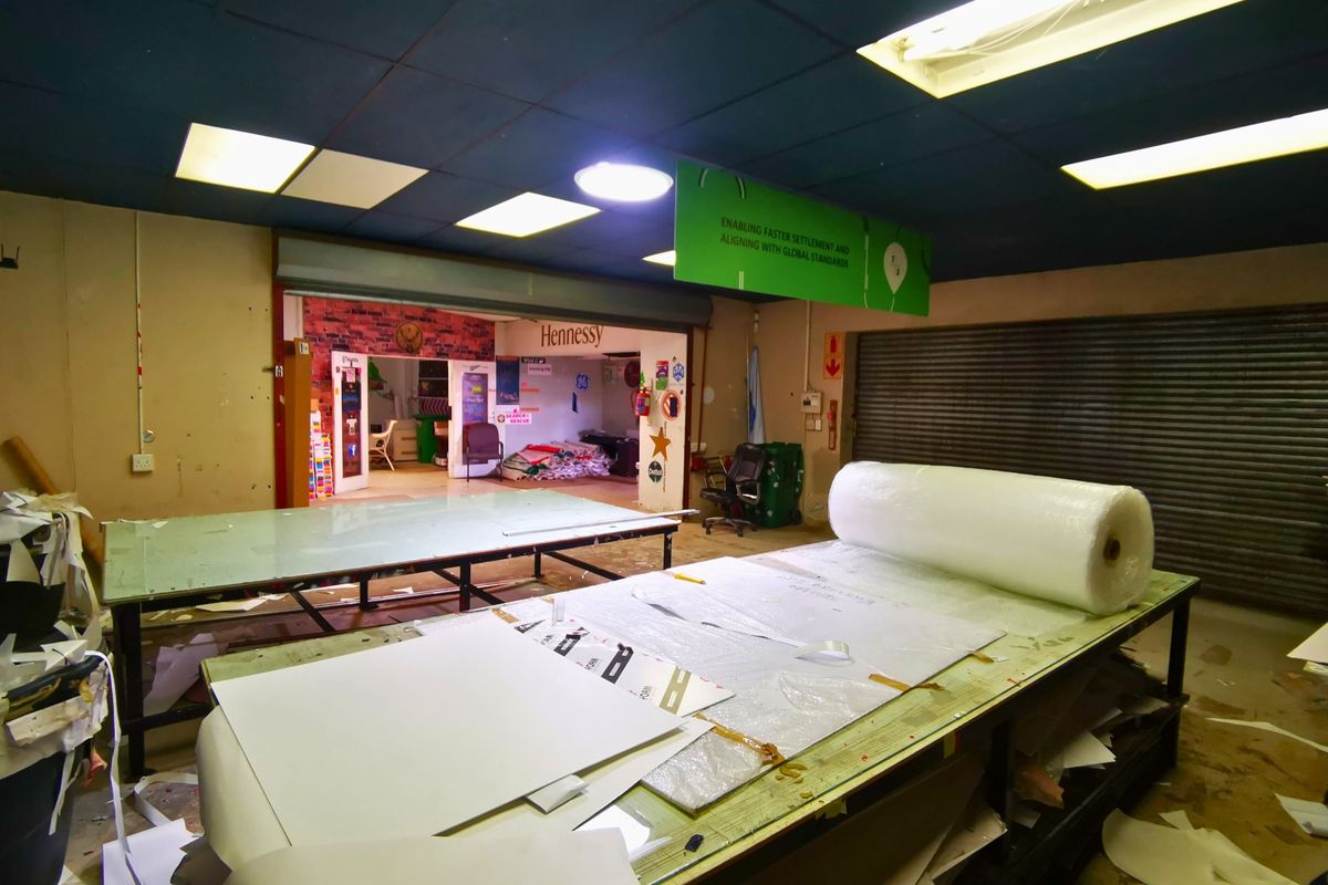 Commercial Powerhouse: Grand Executive Suite & Secure Workspace - Wychwood - Photo 4