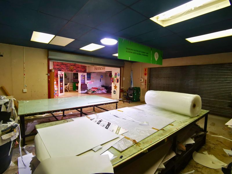 Commercial Powerhouse: Grand Executive Suite & Secure Workspace - Wychwood - Photo 4