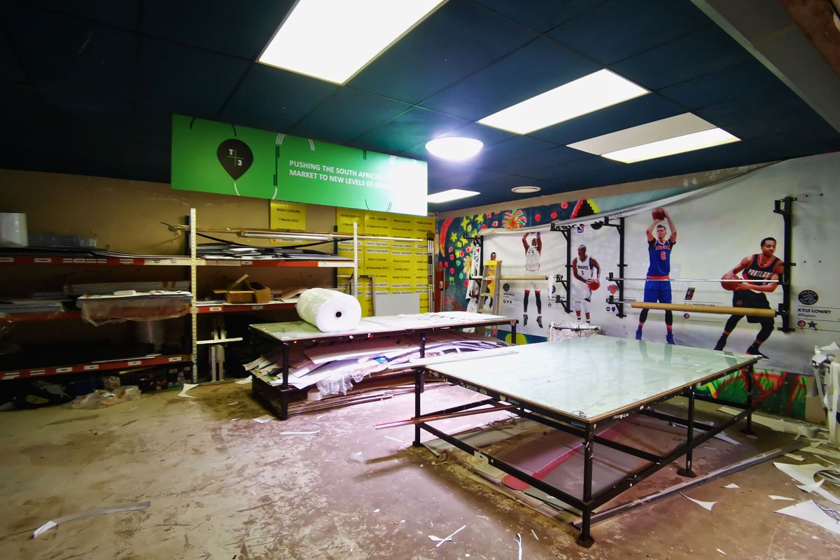 Commercial Powerhouse: Grand Executive Suite & Secure Workspace - Wychwood - Photo 3