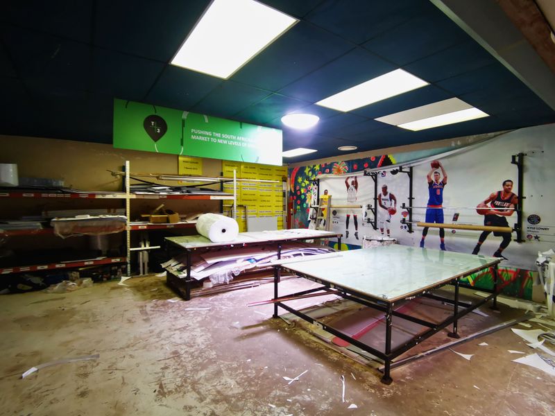 Commercial Powerhouse: Grand Executive Suite & Secure Workspace - Wychwood - Photo 3