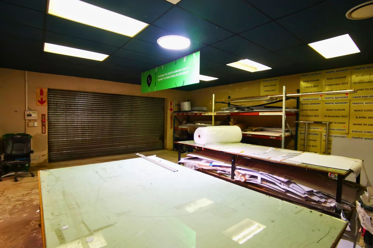 Commercial Powerhouse: Grand Executive Suite & Secure Workspace - Wychwood - Photo 5