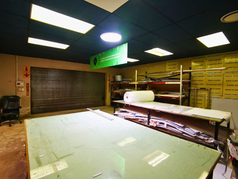 Commercial Powerhouse: Grand Executive Suite & Secure Workspace - Wychwood - Photo 5