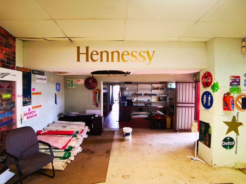 Commercial Powerhouse: Grand Executive Suite & Secure Workspace - Wychwood - Photo 10